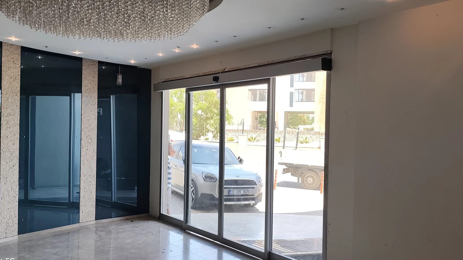 Bina lobisinde cam fotoselli kayar kapı