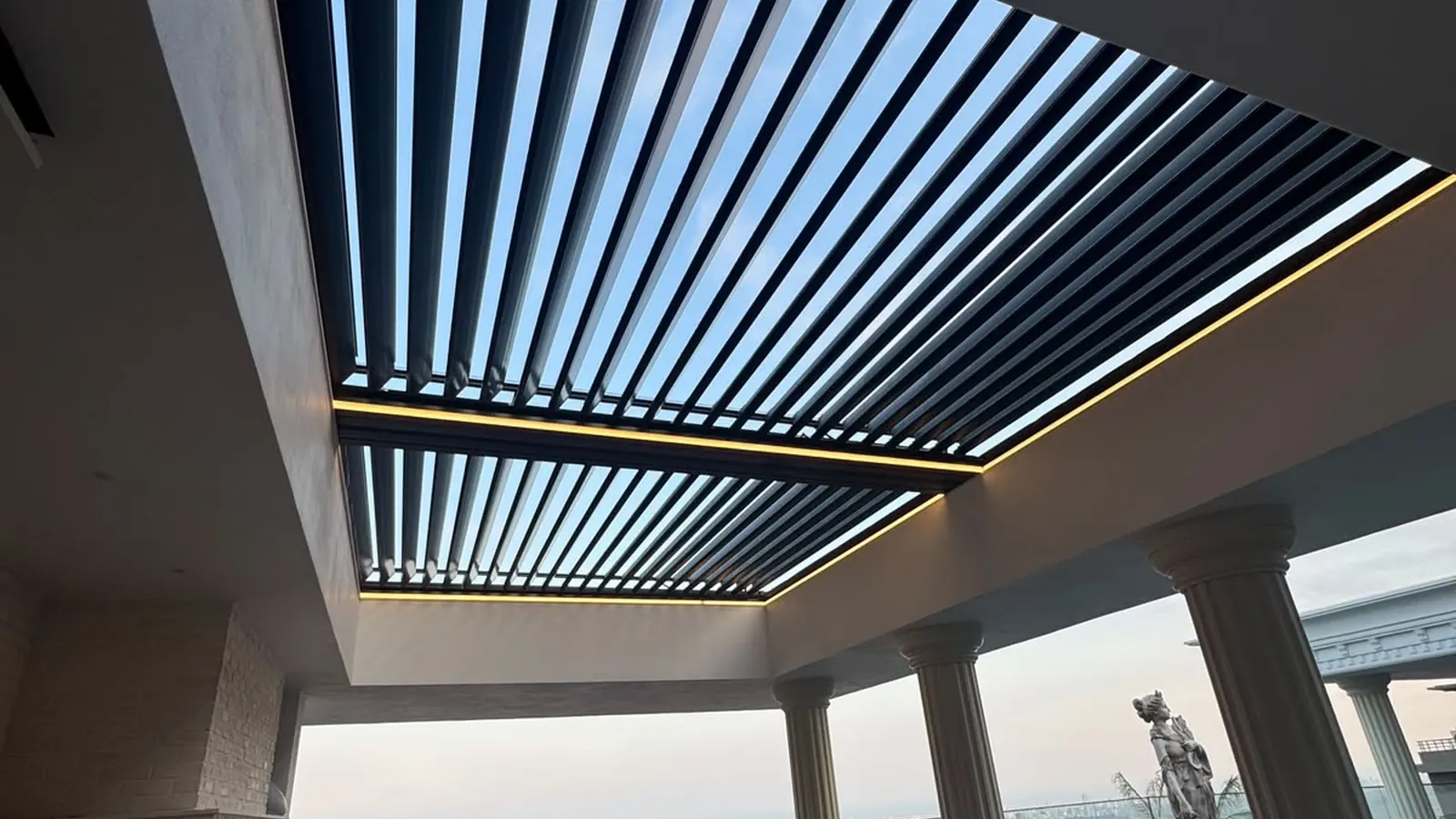 Teras üzerinde LED aydınlatmalı, lamelleri açık bioclimatic pergole